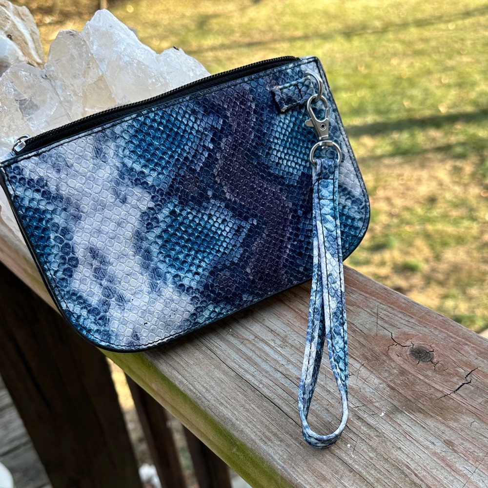 Blue Purple and White Snakeskin Wristlet Zip Clutch EUC - Picture 5 of 5